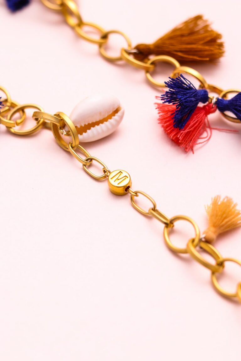 Chain of golden glasses and its fancy tassels