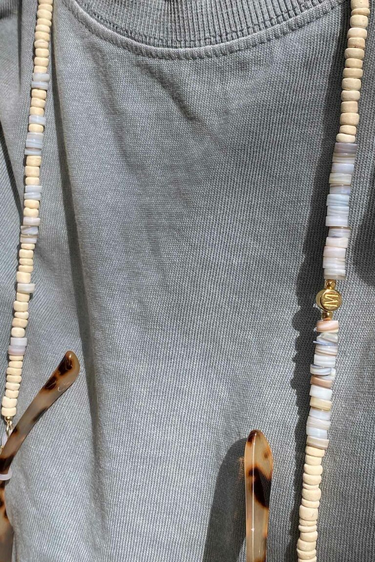 Coconut and mother-of-pearl bezel chain