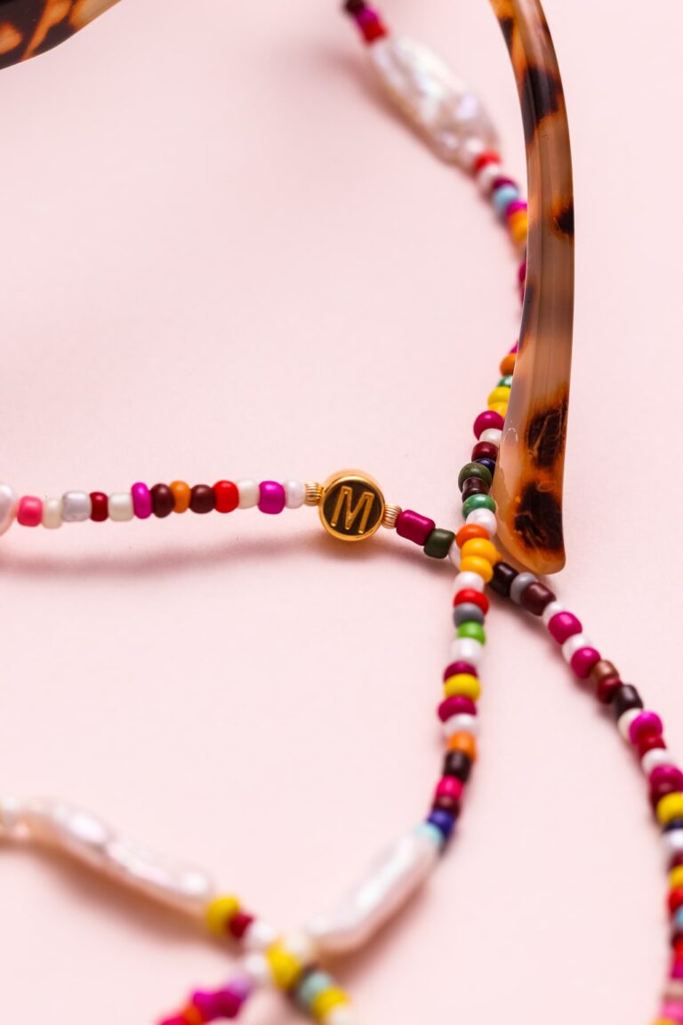 Chain of glasses in multicolored pearls