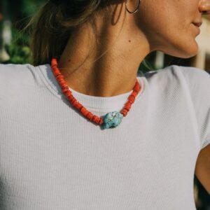 Red mother-of-pearl and Howlite necklace