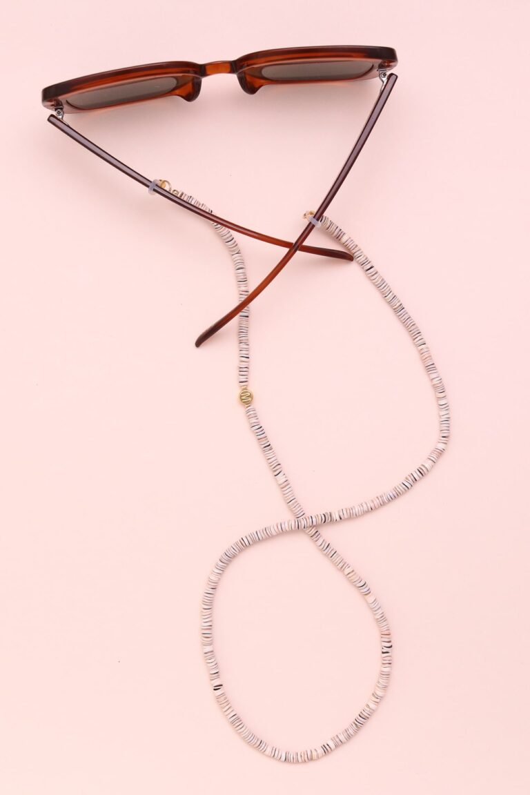 Chain of glasses in ecru pearls