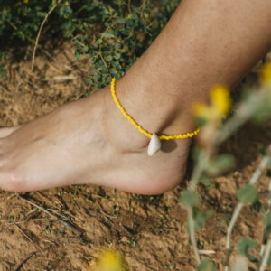 Foot bracelet with yellow pearls and shell