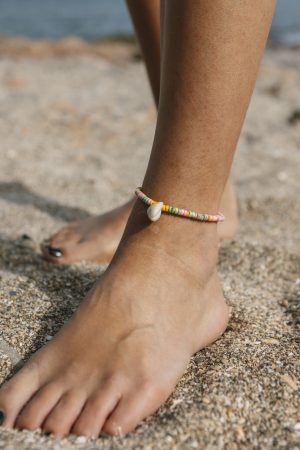 Multicoloured ankle bracelet with shell