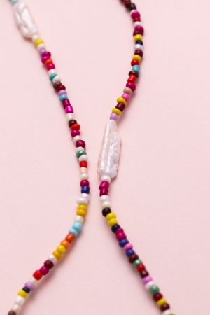 Chain of glasses in multicolored pearls
