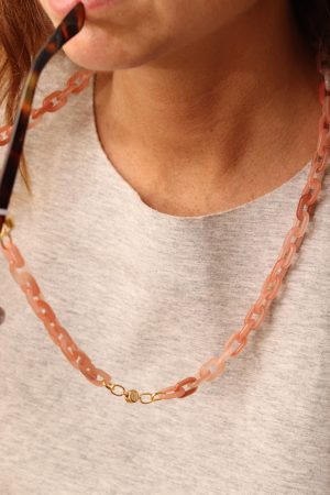 Chain of glasses with small pink link