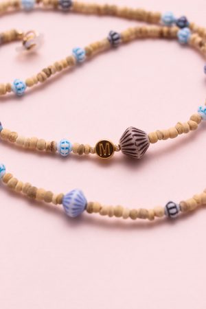 Chain of glasses in wooden beads