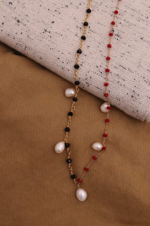 Fancy necklace with its golden chain and its pearls